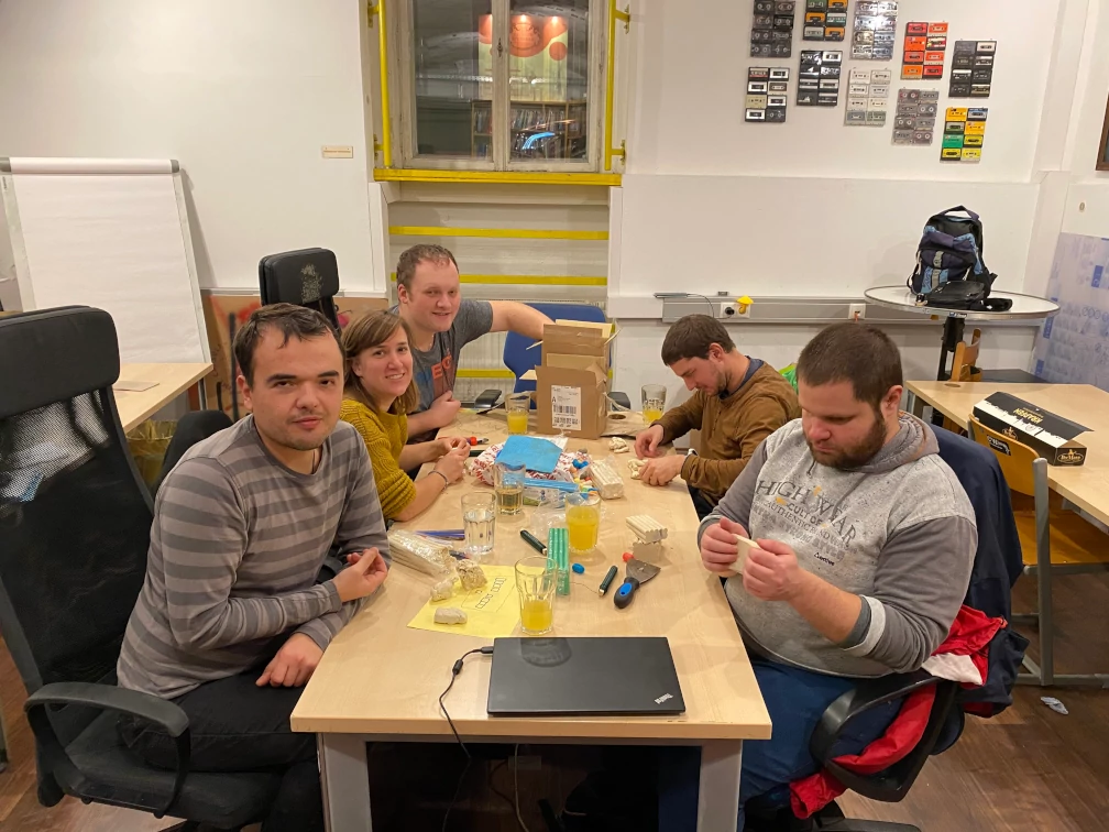 Define Jugend Workshop 3, Gruppenbild in der Bibliothek des metalab